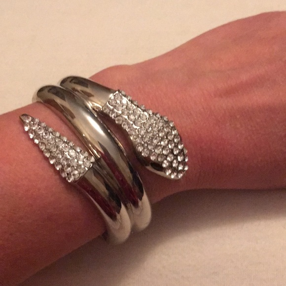 Jewelry - NEW 🐍 SILVER-TONE RHINESTONE SNAKE CUFF BRACELET
